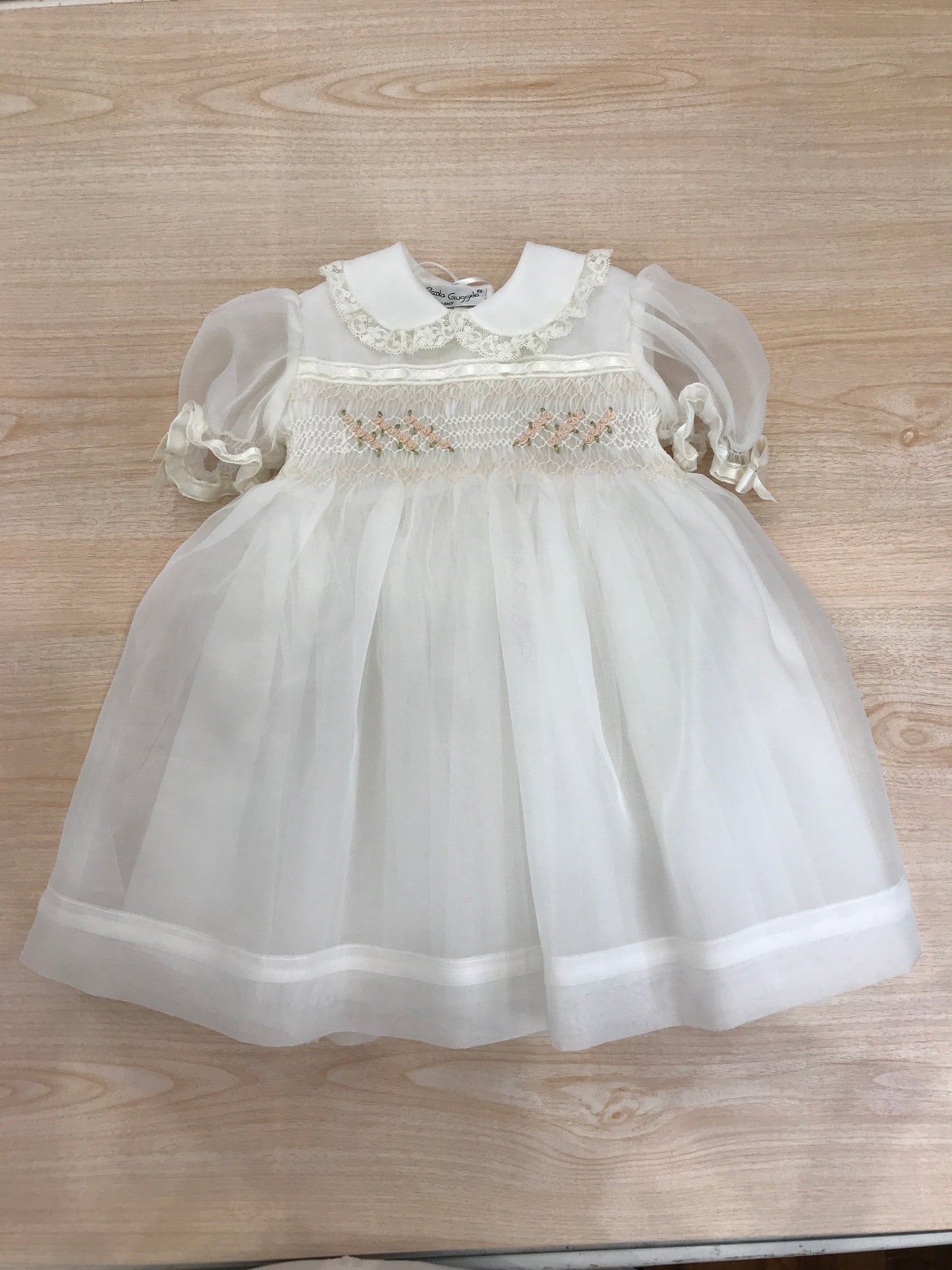 Abito Piccola Giuggiola in organza in seta mezza manica con lavorazione di punto smock roselline ricamate a mano e applicazione di pizzo