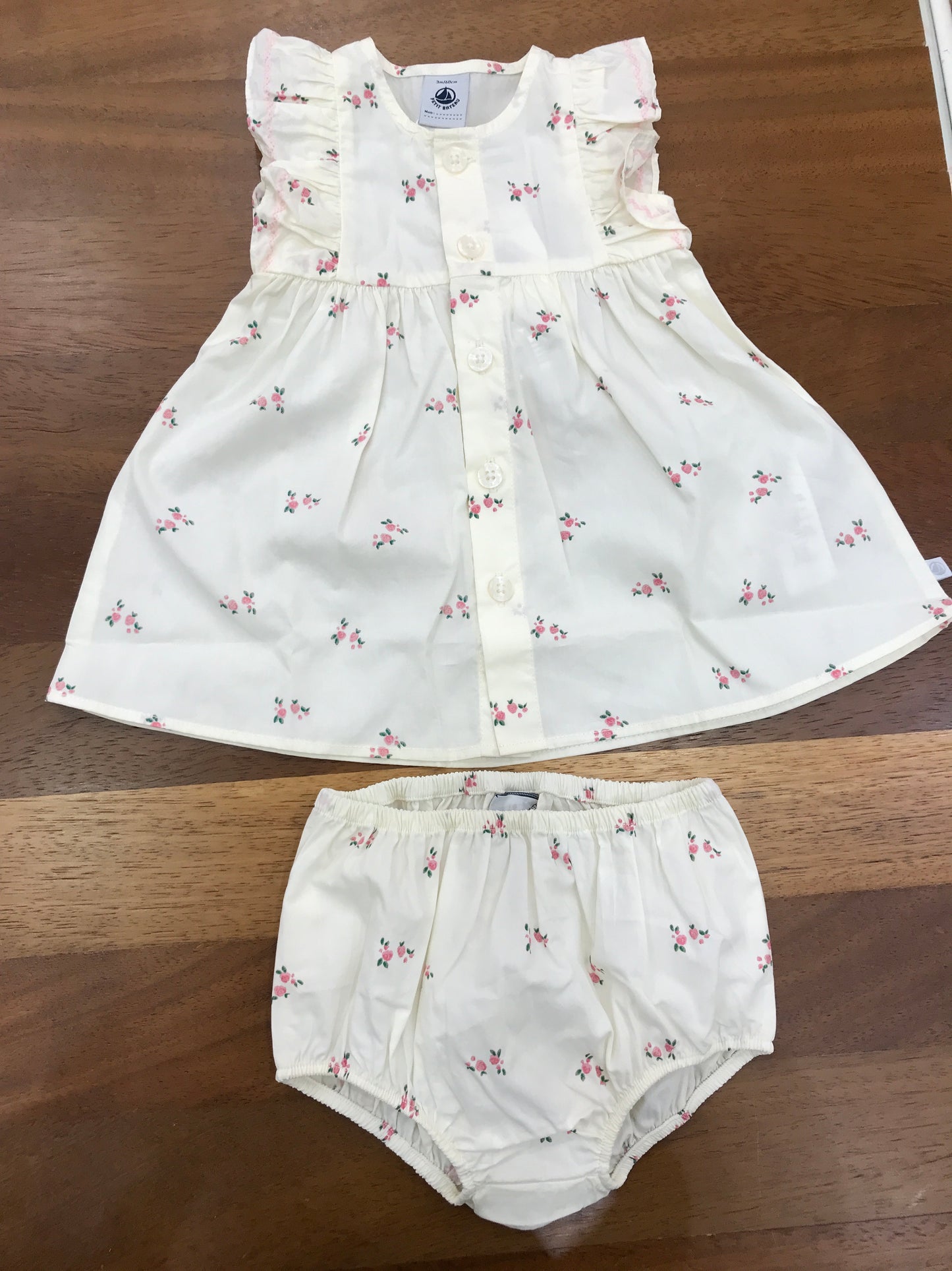 Completino Petit Bateau in cotone panna con fiori rosa con culotte