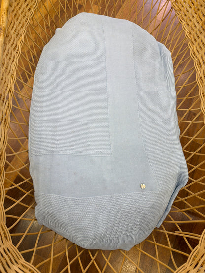 Coperta Paz Rodriguez in filo celeste con lavorazione in maglia