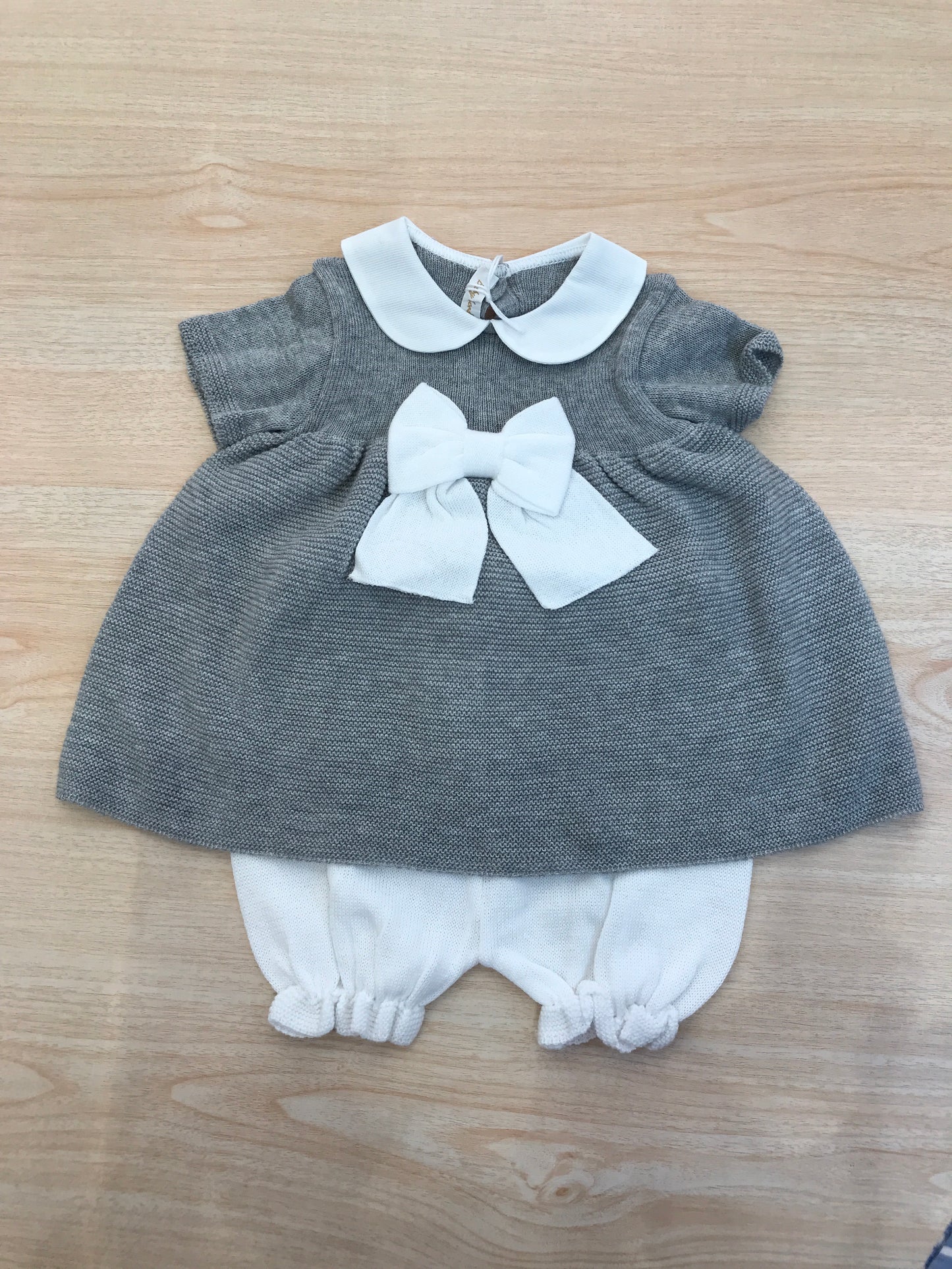 Completo Baby Lord in filo due pezzi grigio mezza manica con fiocco bianco con collo tondo e culotte bianca