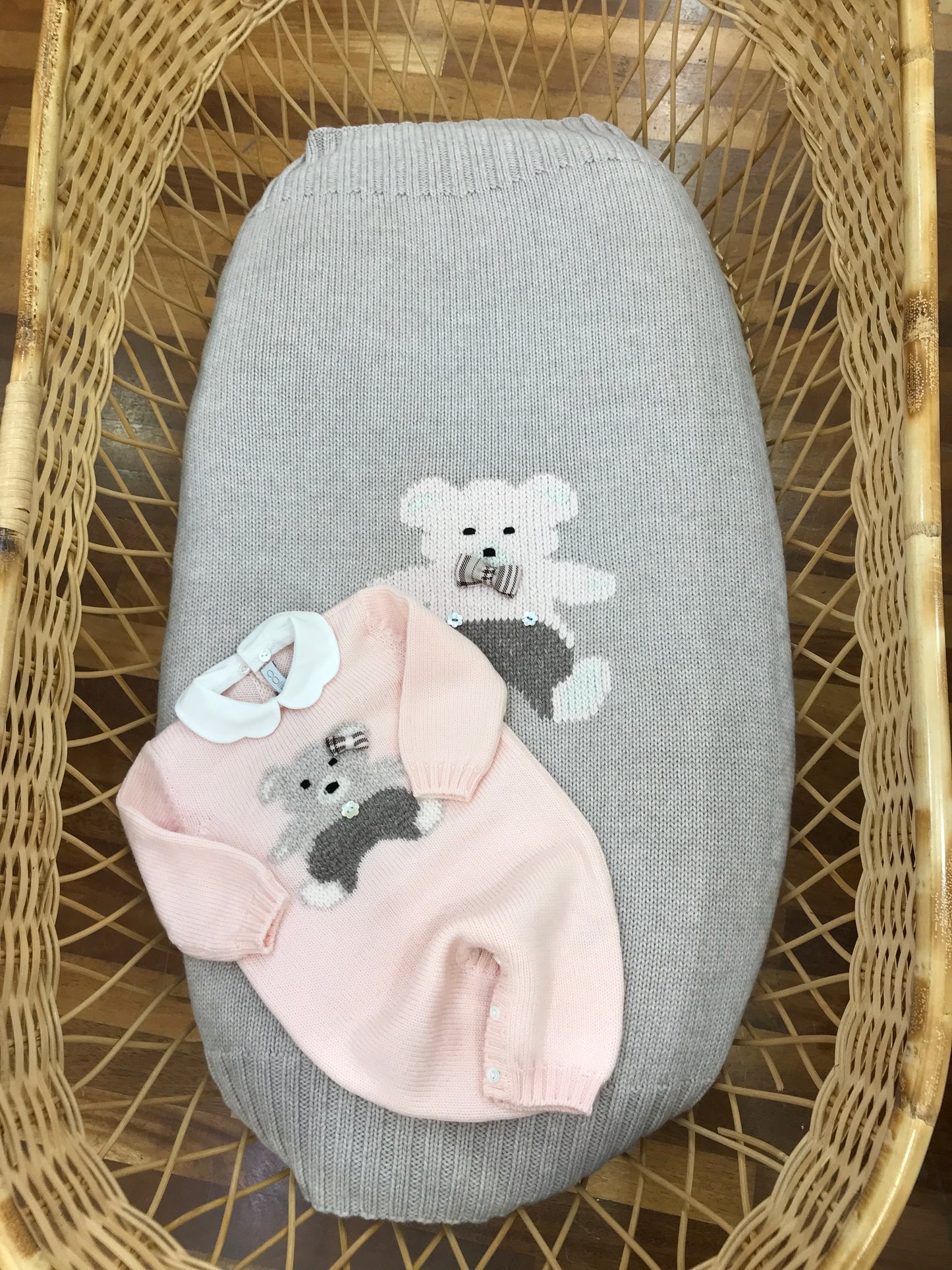 Coordinato nascita Colibrì in lana copertina e tutina in grigio e rosa con orsetto ricamato sul davanti