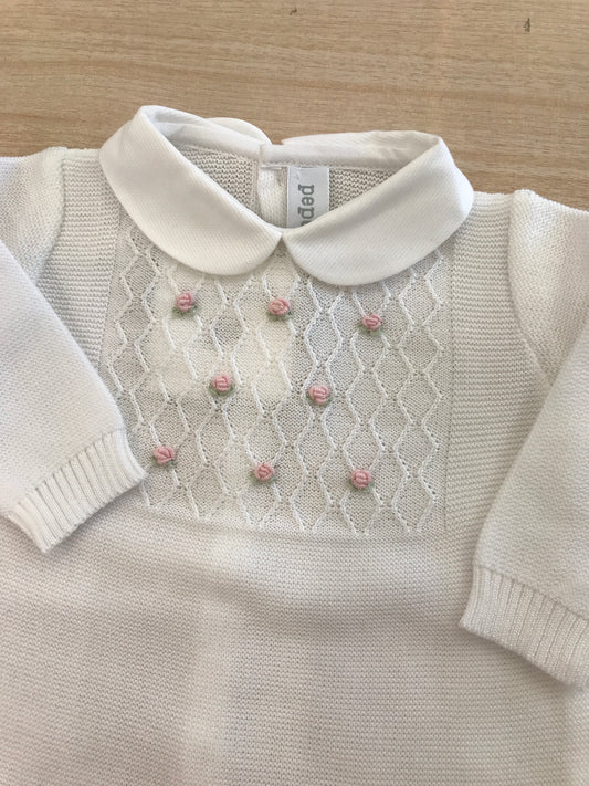 Tutina Pepecè in filo manica lunga con lavorazione e roselline ricamate dal tono rosa