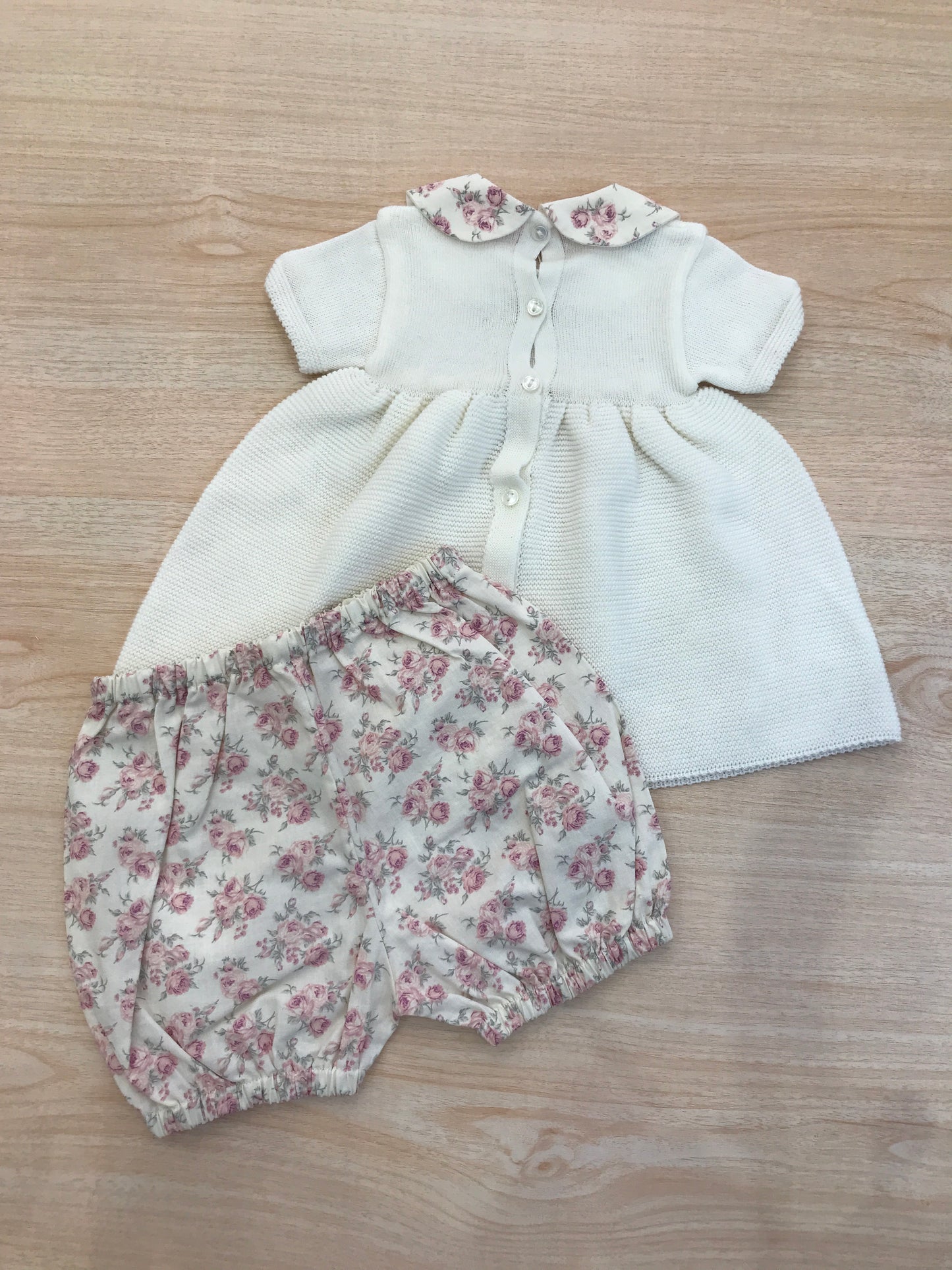 Completo Baby Lord in filo due pezzi mezza manica con collo con fiorellini con fiocchetto al centro e pantalone corto con fiorellini
