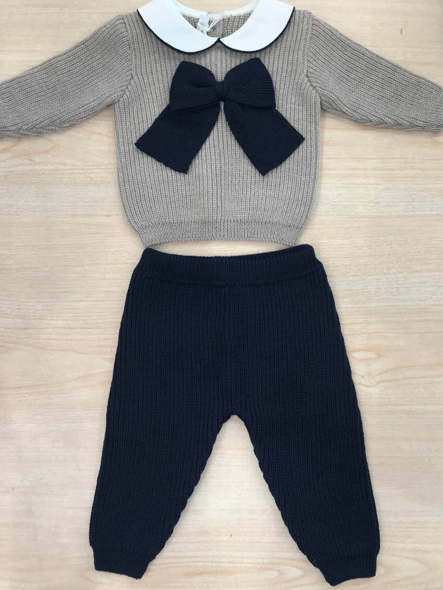 Tutina Baby Lord in lana due pezzi tortora e blu scuro con fiocco centrale e colletto rifinito in blu