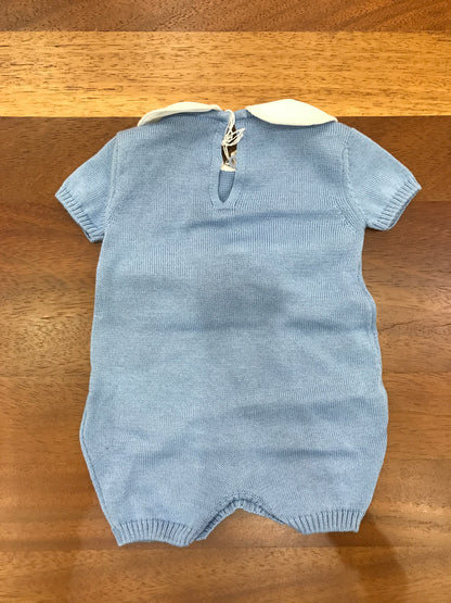 Pagliaccetto Baby Lord in filo celeste con passanastro e fiocco bianco sul davanti mezza manica collo tondo bianco