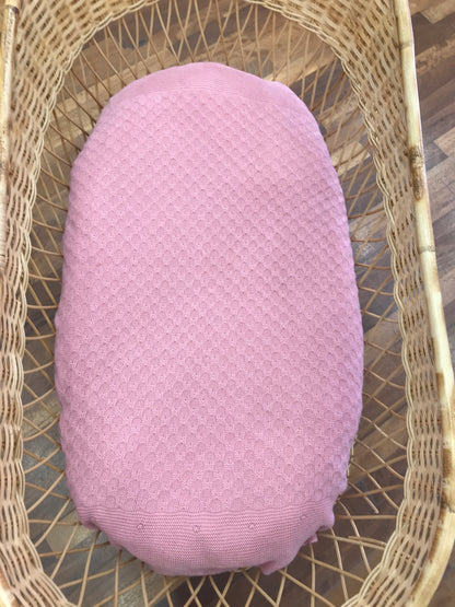 Coperta Paz Rodriguez smerlata dal colore fragola con piccolo fiocchetto in velluto