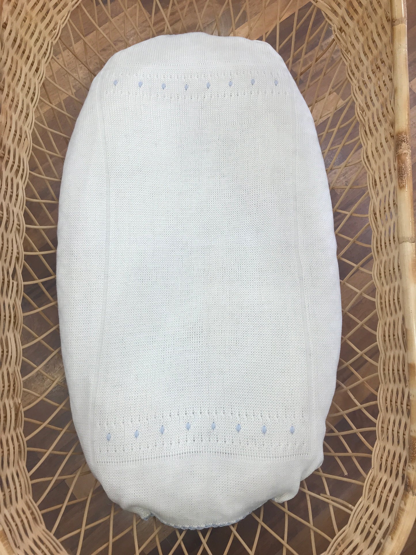 Coperta Fofettes panna smerlata celeste con pois in rilievo sul davanti