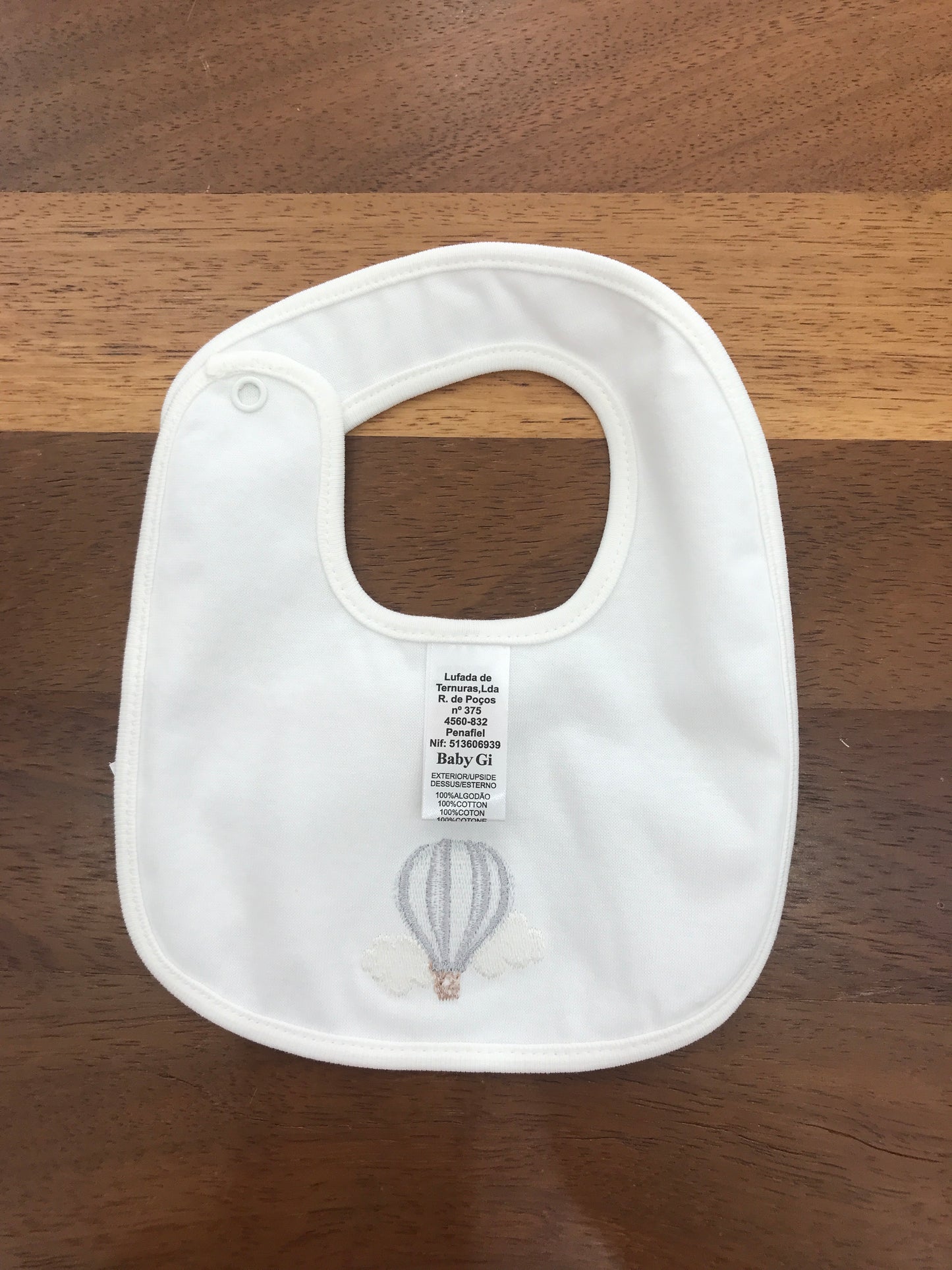 Bavetta Baby Gi in cotone bianca con mongolfiera ricamata sul davanti