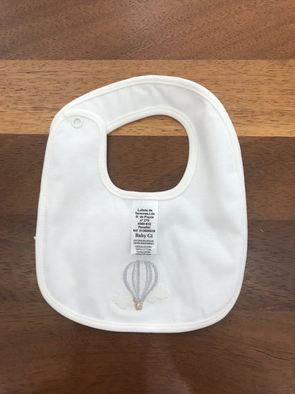 Bavetta Baby Gi in cotone bianca con mongolfiera ricamata sul davanti