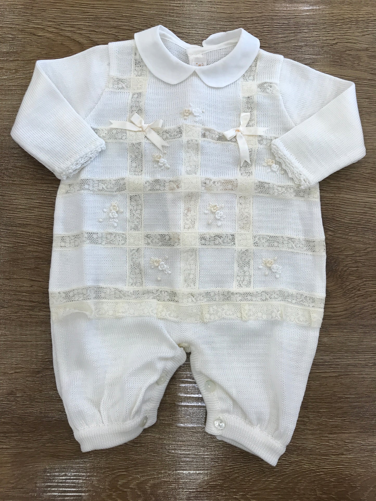 Tutina Ladia in filo panna con rifiniture in pizzo e piccoli fiori