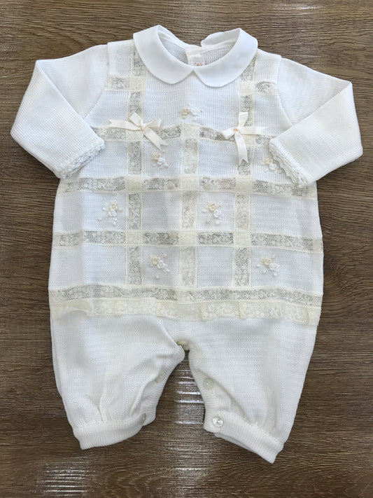 Tutina Ladia in filo panna con rifiniture in pizzo e piccoli fiori