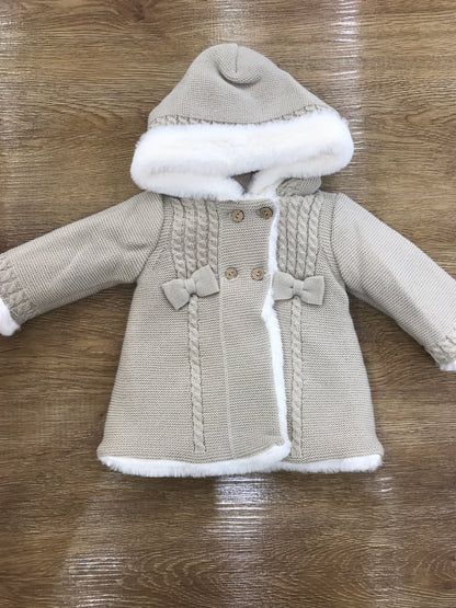 Cappotto PCS tortora con pelliccia intera bianca con lavorazione di trecce e due piccoli fiocchetti