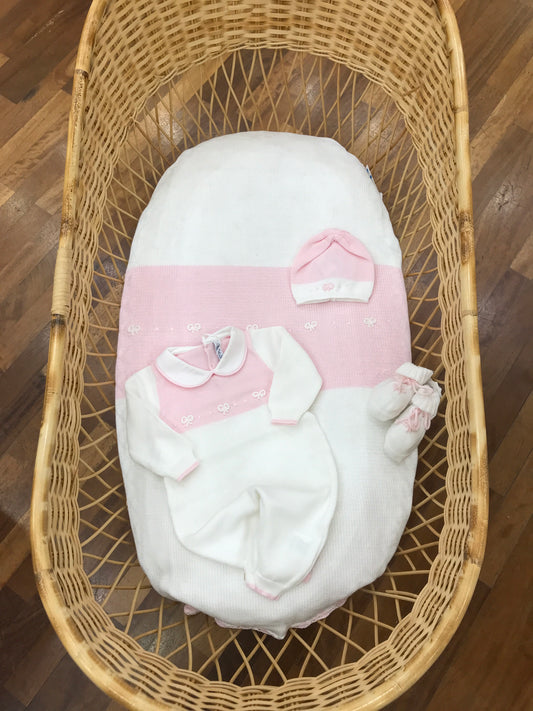 Coordinato nascita Bebè di Almy in filo bianco e rosa con delicati fiocchi bianchi e rosa ricamati su tutina coperta e cappello abbinate anche le babbucce
