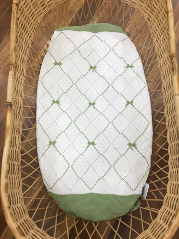 Coperta Colori Chiari in filo bianca e verde con decorazione a rombi con fiocchetti