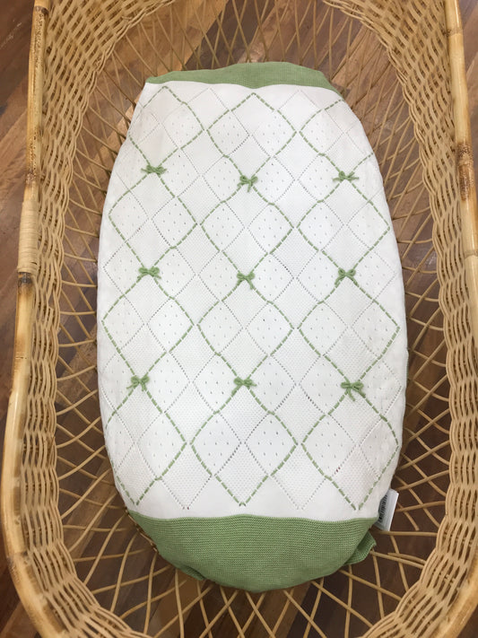 Coperta Colori Chiari in filo bianca e verde con decorazione a rombi con fiocchetti