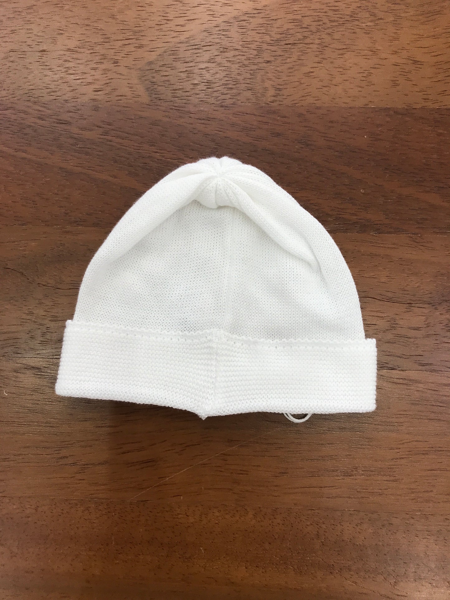 Cappello Baby Lord in filo bianco con risvolto con rose rosa ricamate sul davanti