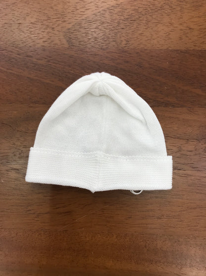 Cappello Baby Lord in filo bianco con risvolto con rose rosa ricamate sul davanti