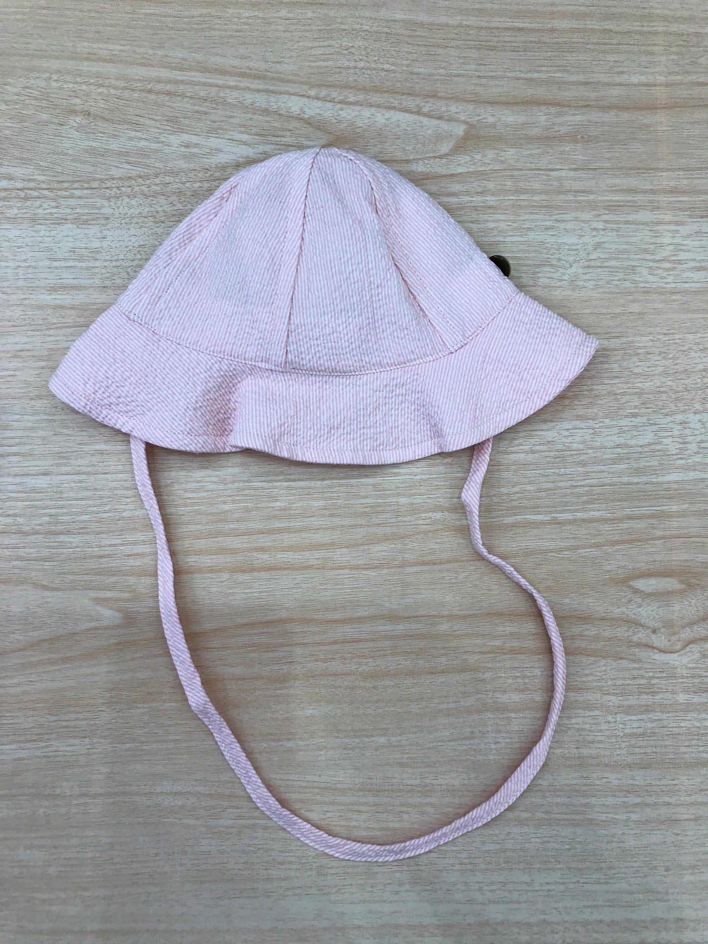 Cappello Paz Rodriguez in cotone rosa smerlato con fiocco sul retro