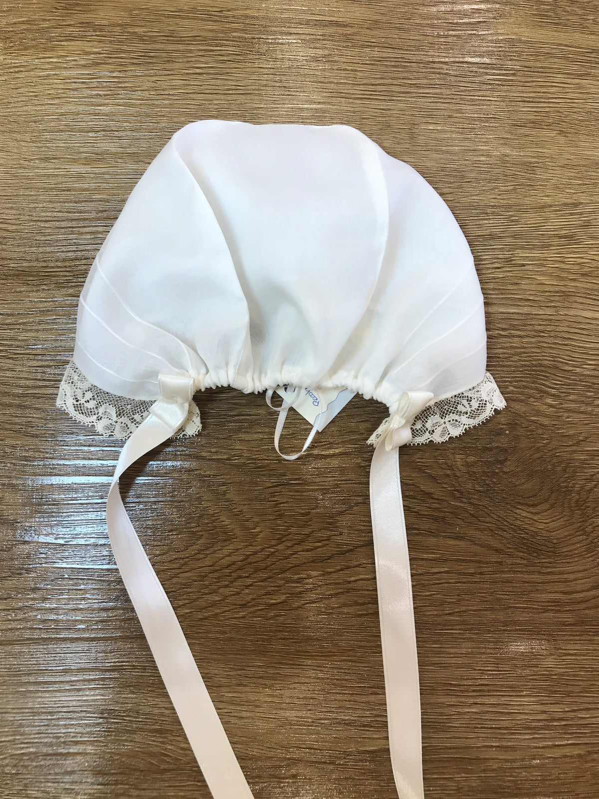 Cuffia Piccola Giuggiola in organza in seta panna con piccole pieghe e valancienne applicato sul davanti per incorniciare il piccolo visino