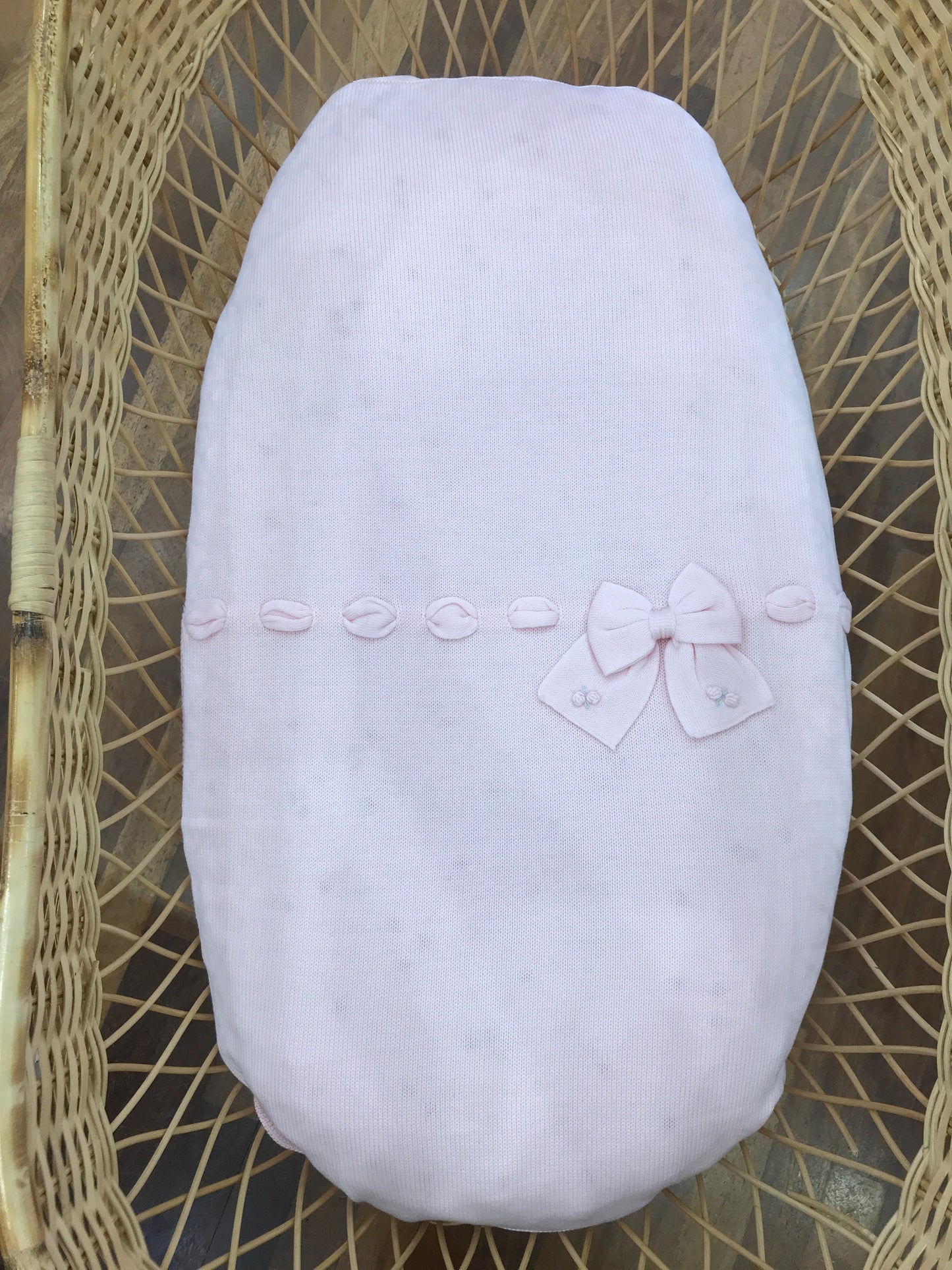 Coperta Baby Lord in lana rosa con passanastro e fiocco con roselline ricamate