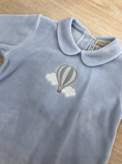 Tutina Baby Gi in ciniglia celeste polvere intera con mongolfiera ricamata sul davanti