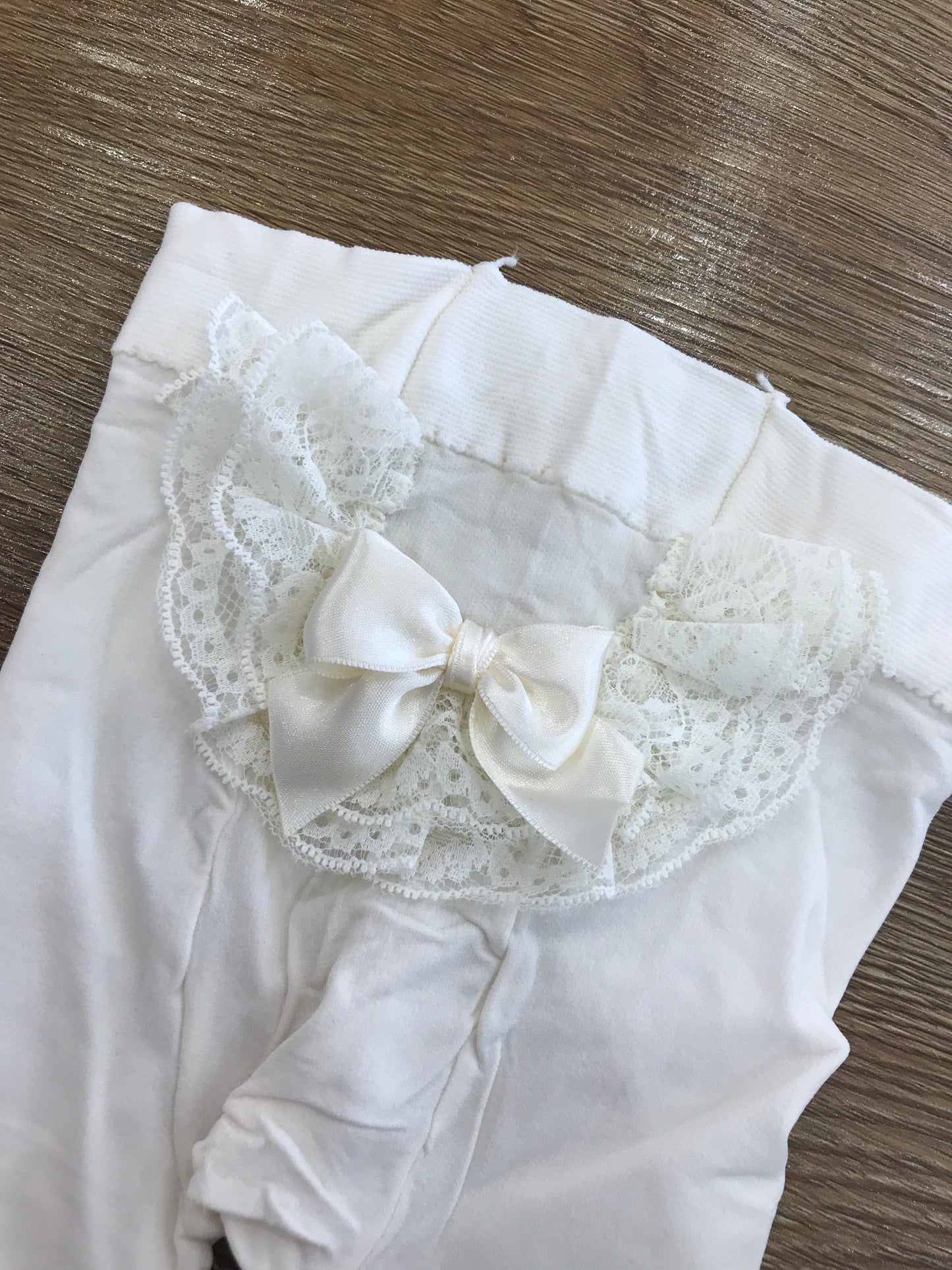 Calze Story Loris panna con rusche in pizzo e fiocco sul retro