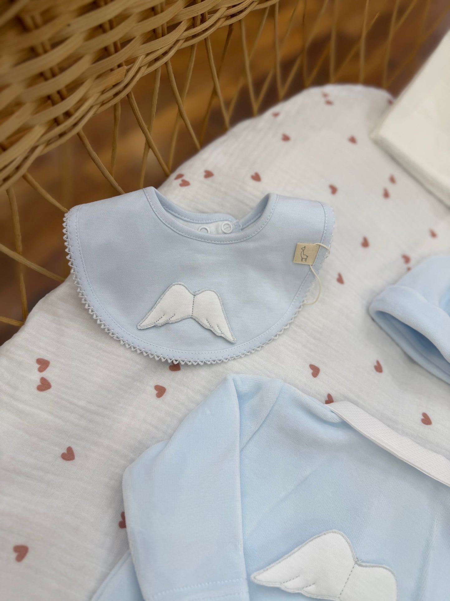 Coordinato nascita Baby Gi in ciniglia celeste con ali bianche