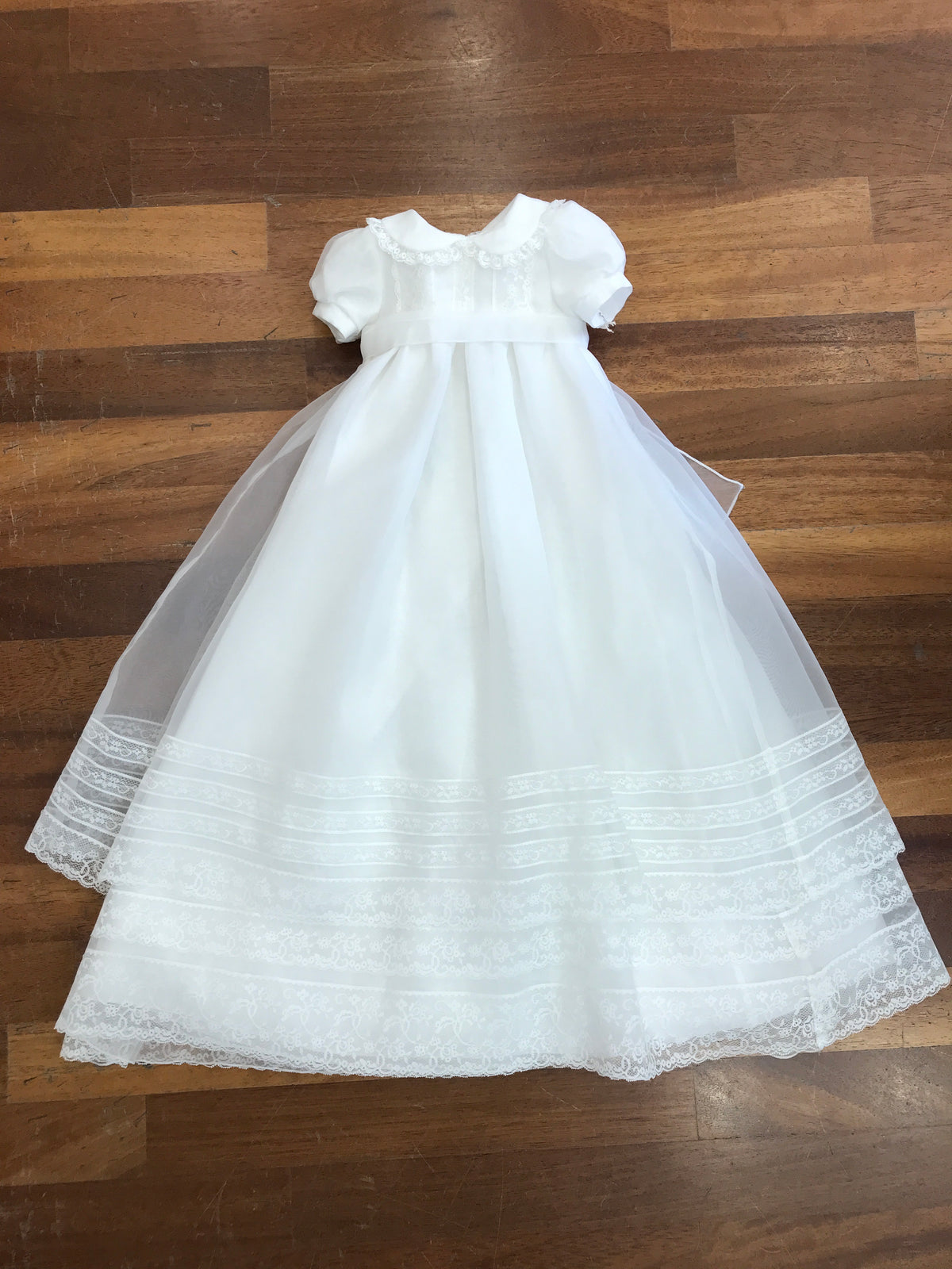 Abito lungo Pure in tulle con strati in battista di cotone con pizzo lavorato sulla gonna e sul corpetto mezza manica con fascia in vita