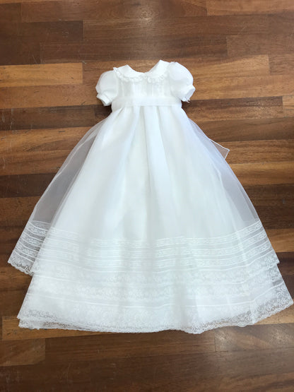 Abito lungo Pure in tulle con strati in battista di cotone con pizzo lavorato sulla gonna e sul corpetto mezza manica con fascia in vita