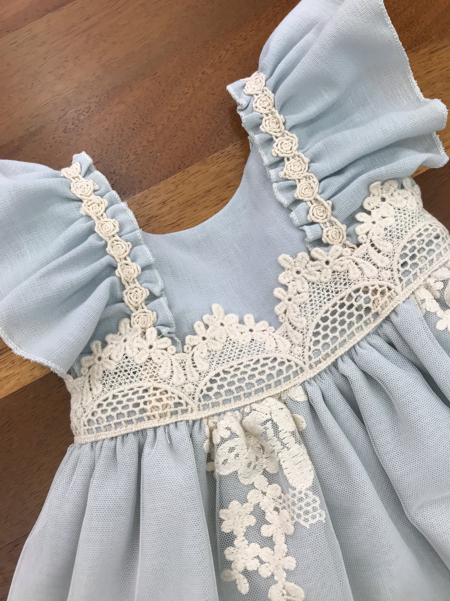 Abito Lilus in cotone smanicato con rusche lavorazione di pizzo su spalline e corpetto gonnellone lavorato da pizzo sul retro elegante fiocco