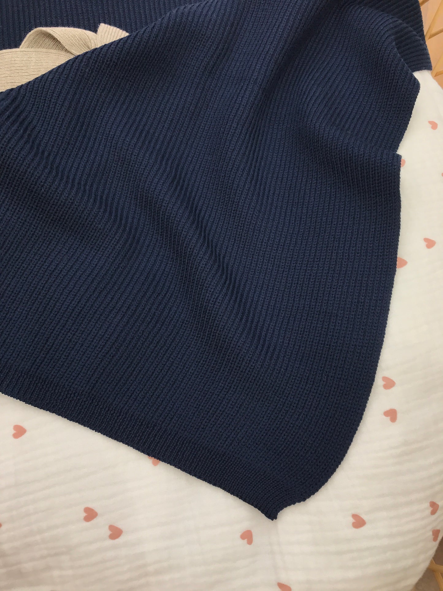 Coperta Baby Lord in lana a coste inglese blu scuro con doppio fiocco tortora centrale