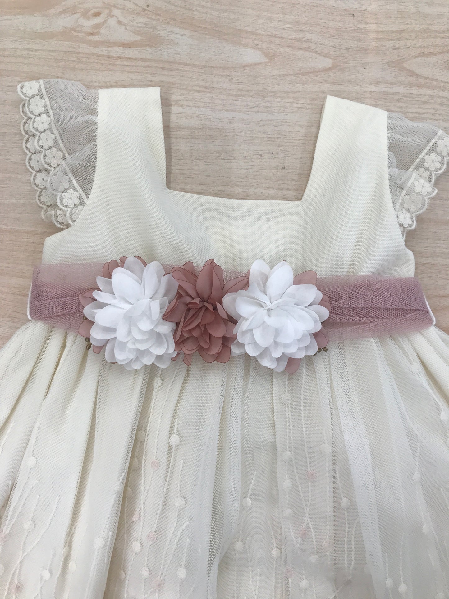 Abito Paz Rodriguez panna smanicato con rusche con gonna ricamata e fascia con fiori in vita