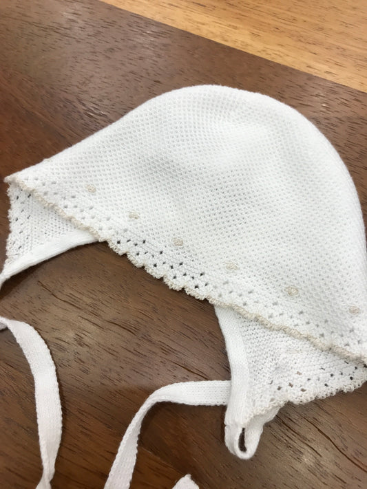 Cuffia Paz Rodriguez in filo bianca con smerlo traforato con pois tortora con lacci sotto collo