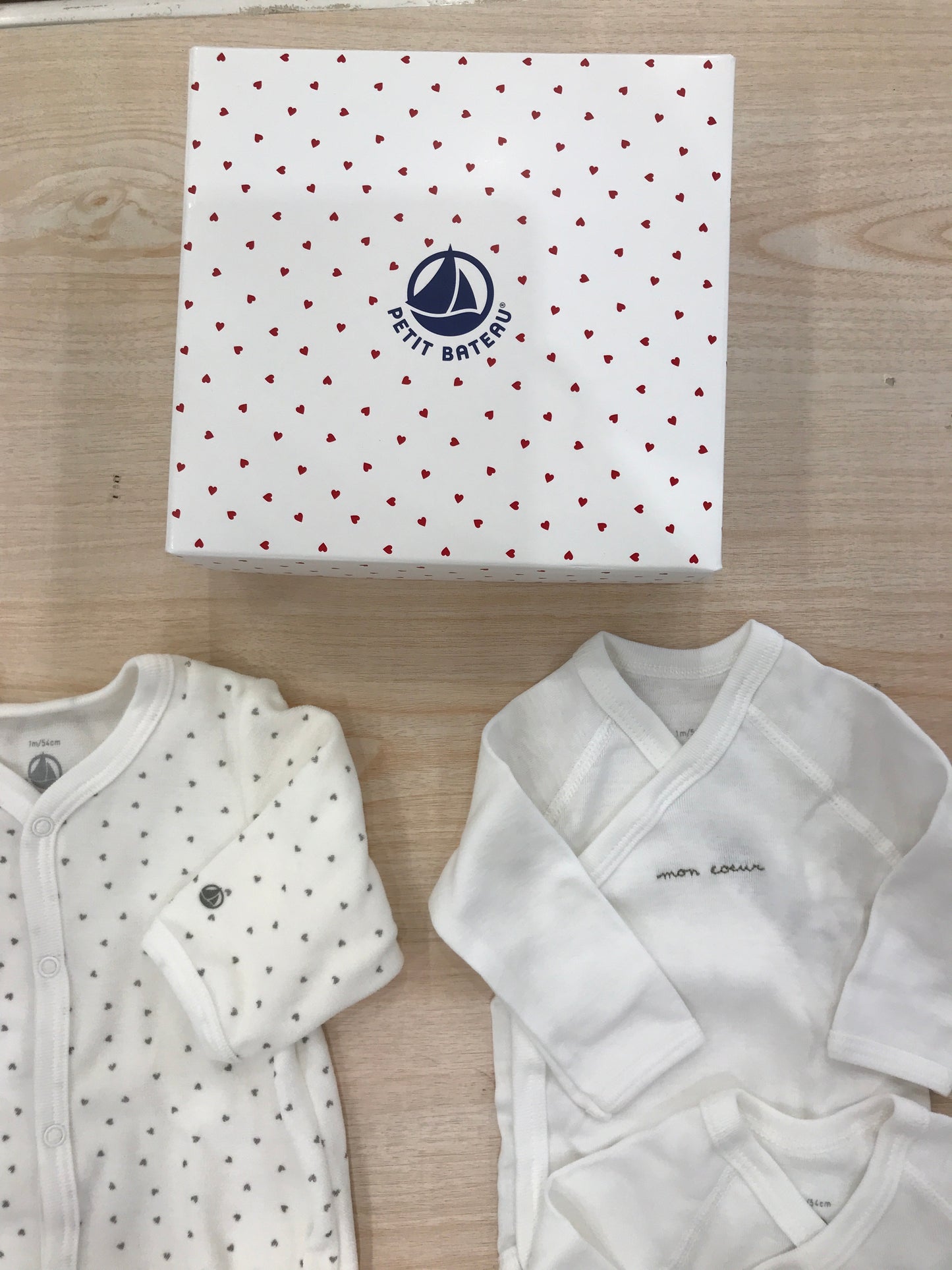 Set Petit Bateau in ciniglia bianco tutina con piccoli cuoricini grigi e due body antipanico manica lunga