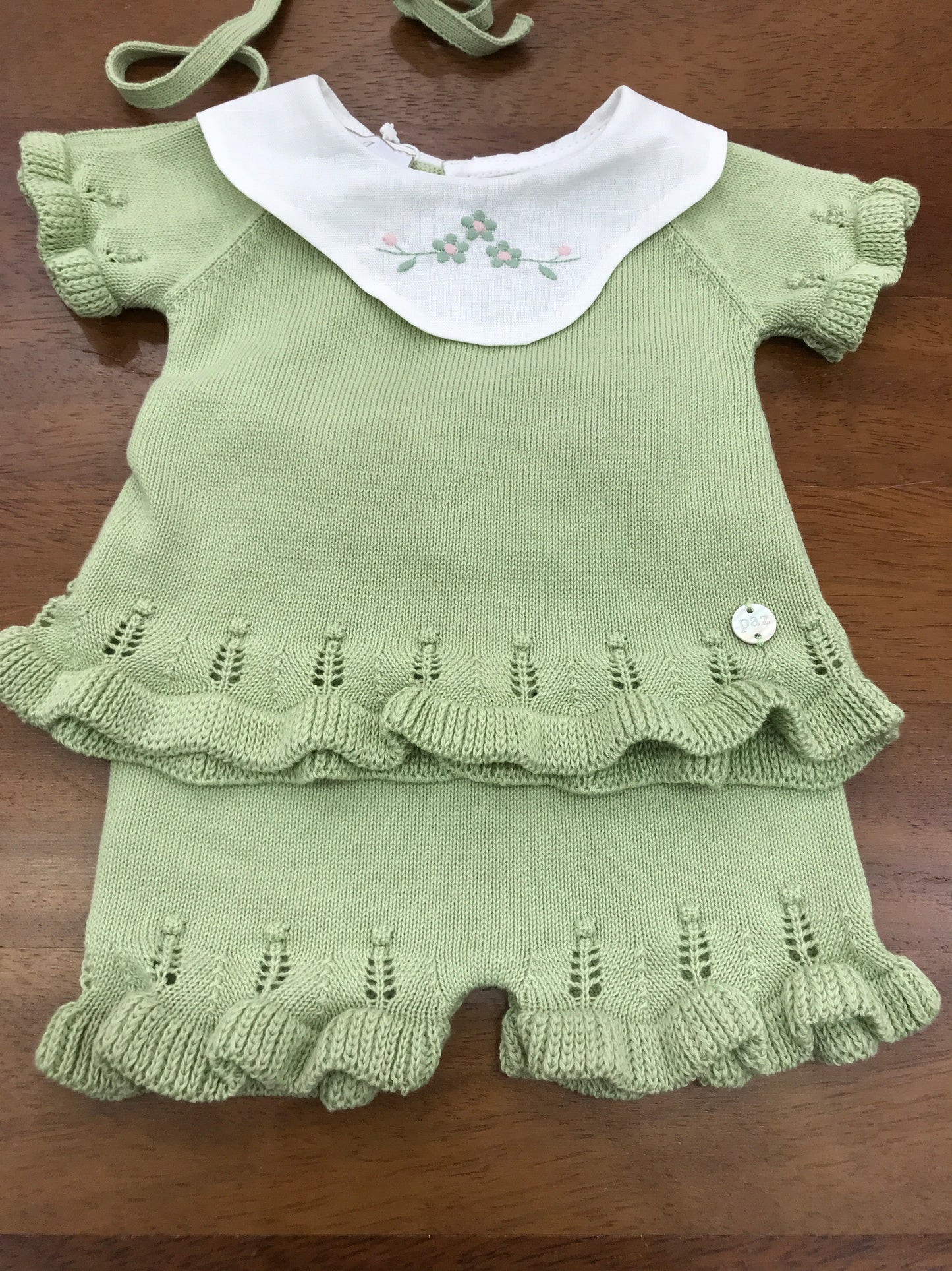 Completo Paz Rodriguez in filo verde due pezzi pantaloncino smerlato mezza manica colletto smerlato in lino bianco con fiori rosa e verdi con cuffia abbinata smerlata con laccetti