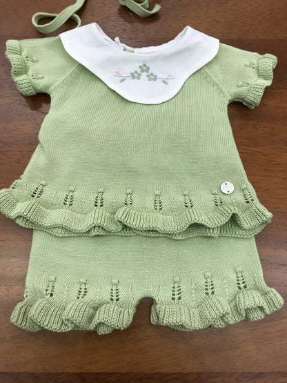 Completo Paz Rodriguez in filo verde due pezzi pantaloncino smerlato mezza manica colletto smerlato in lino bianco con fiori rosa e verdi con cuffia abbinata smerlata con laccetti