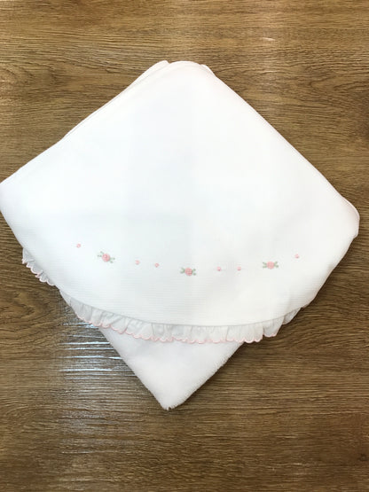 Telo Bagnetto Pepecè in spugna morbida bianco con triangolo contornato da ruche dal profilo rosa con piccole roselline e pois ricamati sul davanti