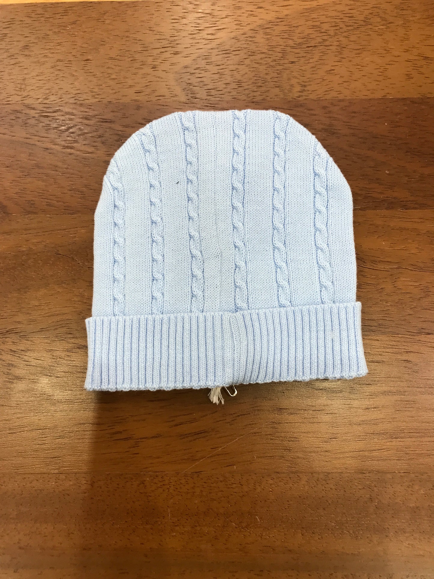 Cappello Nanan in filo celeste con lavorazione di trecce con risvolto