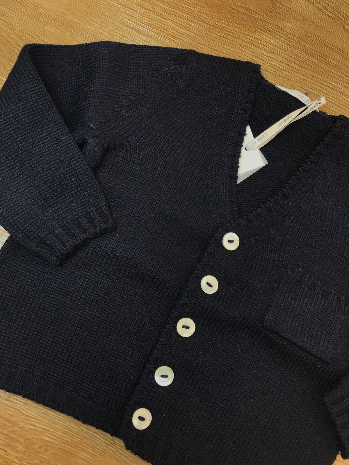 Cardigan Colibrì in lana blu scuro con taschino e piccoli bottoncini sul davanti