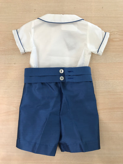 Completo Crochette in cotone camicia bianca rifinita in bluette con bottoncini sul davanti con pantalone all'inglese con fascia in vita