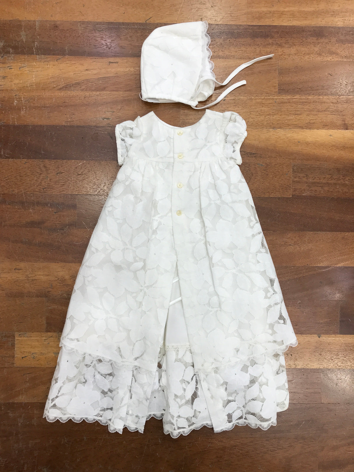 Abito Paz Rodriguez panna con tulle con foglie e fiori ricamati tono su tono mezza manica con cuffietta coordinata