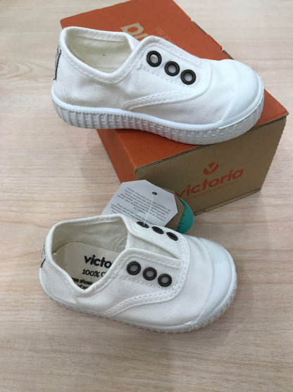Scarpa Victoria in tela bianche con suola in gomma con elastico sul davanti