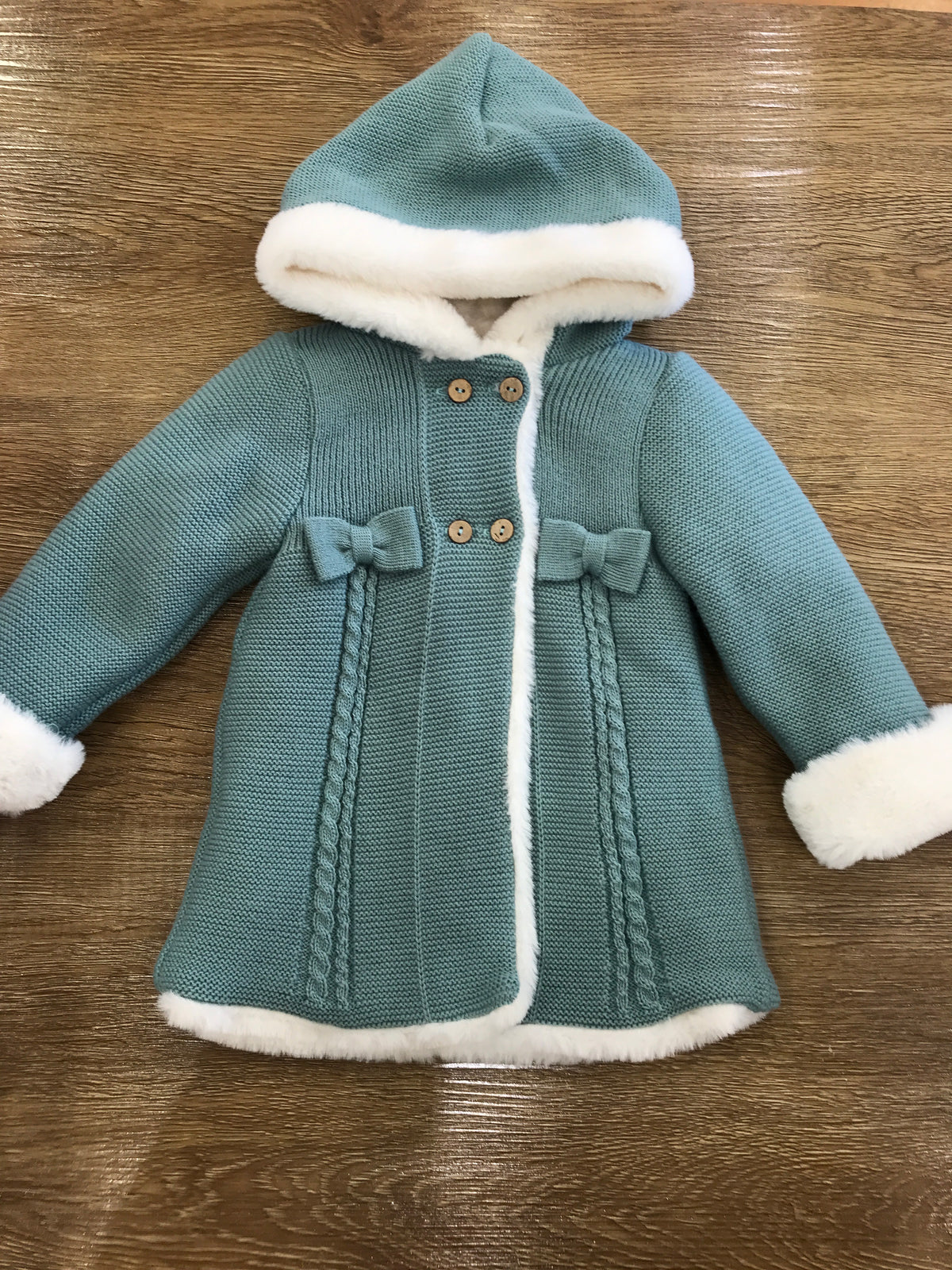 Cappotto PCS verde con fiocchetti e trecce con cappuccio e pelliccia interna