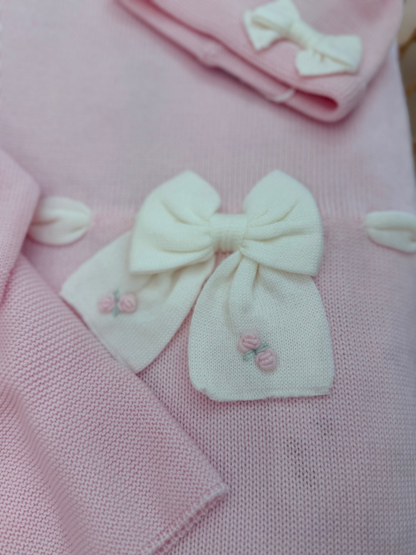 Coordinato nascita Baby Lord in pura lana con due pezzi con fiocco e rosselline ricamate a mano con babbucce, cuffia e cappellino