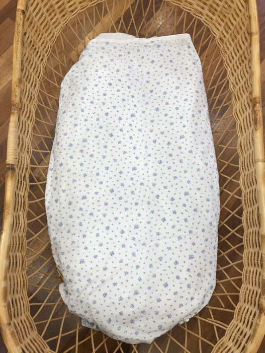 Coperta Laranjinha in cotone bianca con fiorellini celesti