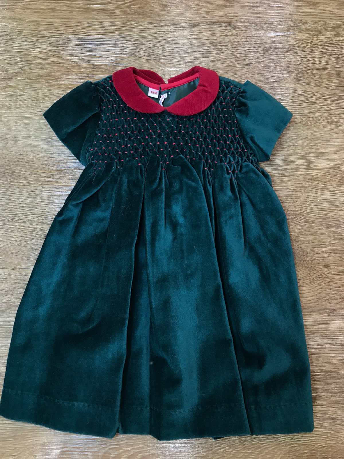 Abito Les Enfants de Gisele in velluto verde mezza manica con corpetto lavorato da punto smock e colletto con velluto rosso