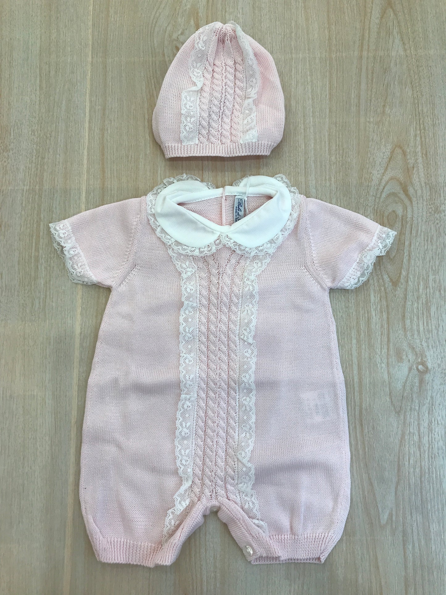 Pagliaccetto Bebè di Almy in filo rosa mezza manica con lavorazione di trecce rifinita da valancienne