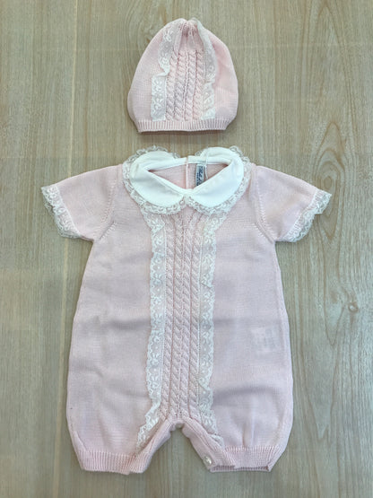 Pagliaccetto Bebè di Almy in filo rosa mezza manica con lavorazione di trecce rifinita da valancienne