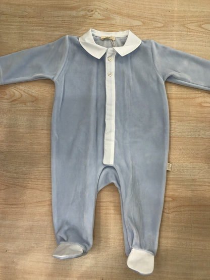 Tutina Baby Gi in ciniglia celeste polvere intera con dettaglio bianco sul davanti e colletto bianco