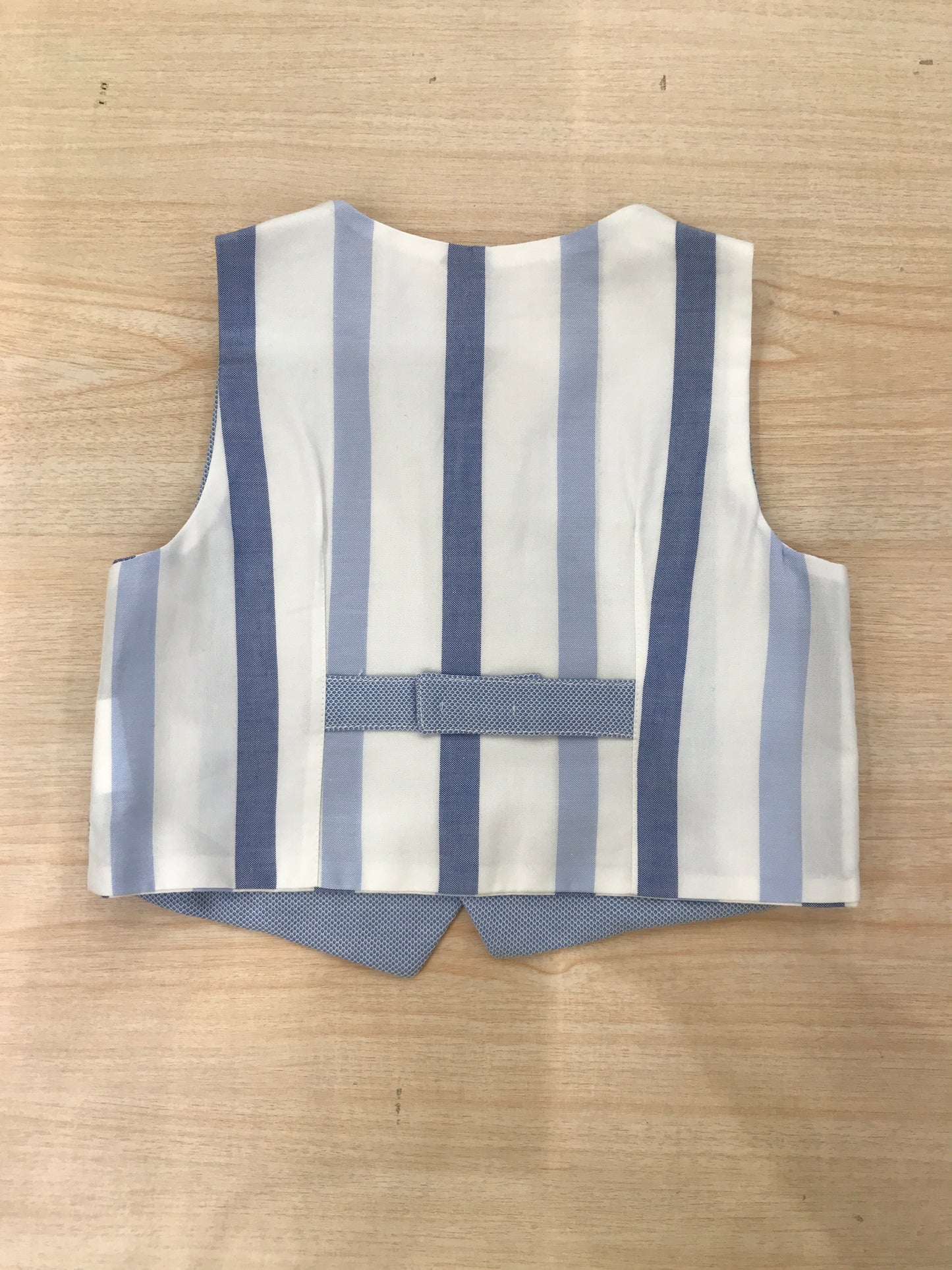 Gilet Nanan celeste con il retro a righe bianche e celesti